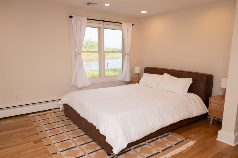 Guest bedroom with a view over the fields